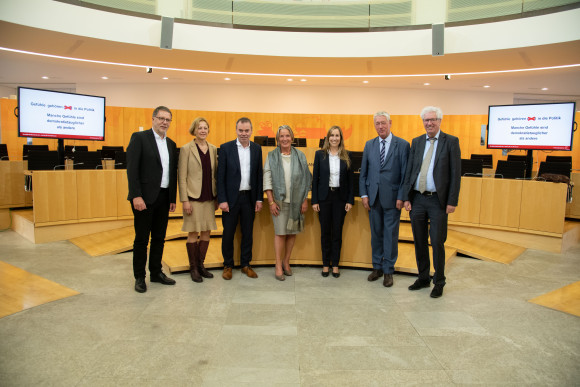 Astrid Wallmann steht mit den sechs weiteren Teilnehmenden des Symposiums in einer Reihe im Hessischen Landtag.