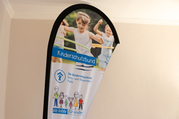 Banner mit Aufschrift "Kinderschutzbund"