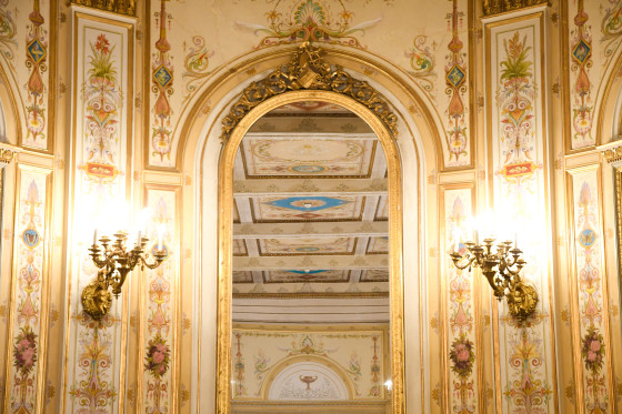 Ein großer, goldener Spiegel im Musiksaal des Stadtschlosses
