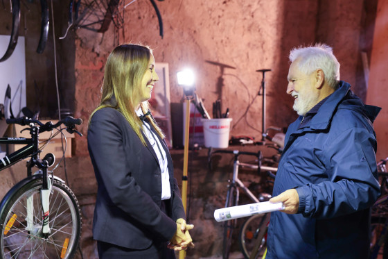 Landtagspräsidentin und ein Mann in der Fahrradwerkstatt