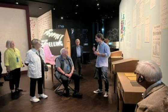 Ein Mann erläutert Exponate im Museum