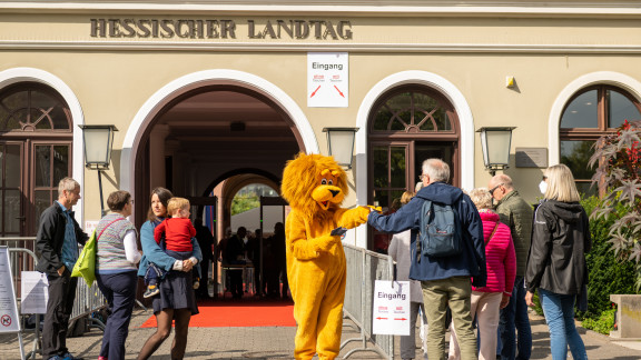 Das Löwen-Maskottchen begrüßt Besucher und Besucherinnen vor dem Hessischen Landtag
