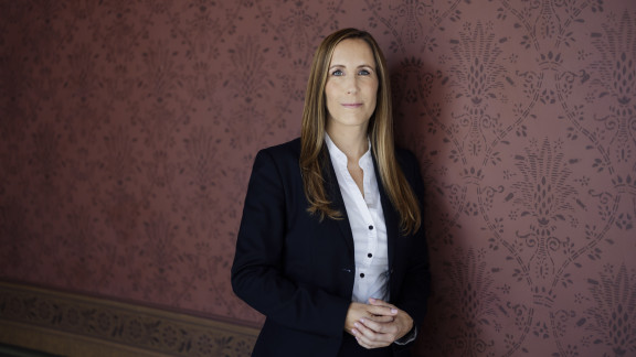 Landtagspräsidentin Astrid Wallmann lehnt an einer roten Wand.