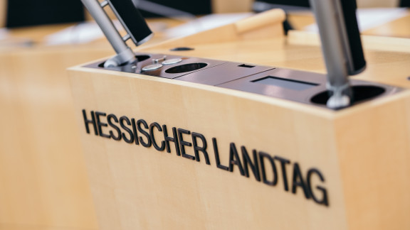 Das Redepult im Plenarsaal