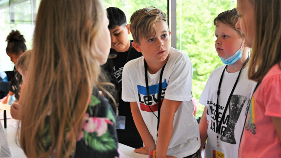 Kinder beraten beim Planspiel "Der Kinder-Landtag" über einen Gesetzentwurf.