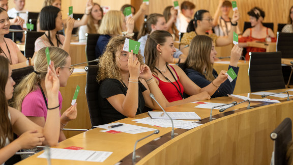 Debatte mit Jugendlichen und den Spitzenkandidatinnen und Spitzenkandidaten zur Landtagswahl im Plenarsaal des Hessischen Landtages