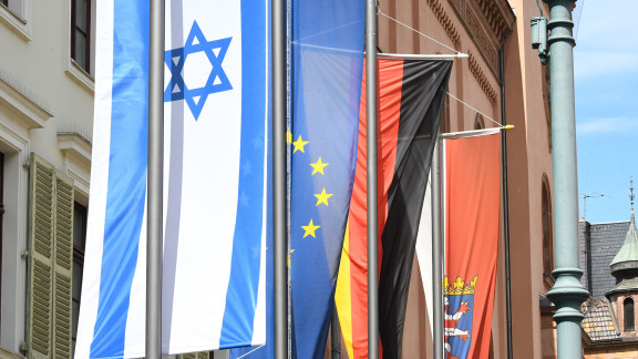 Antrittsbesuch der Generalkonsulin Israel, Fahnen