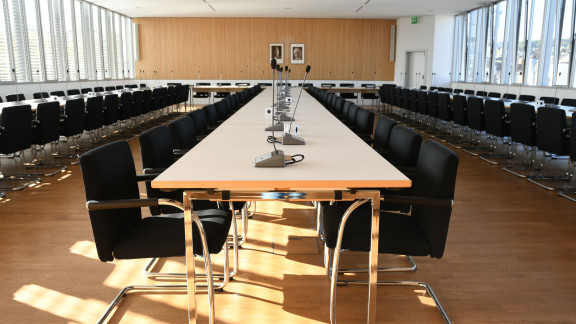 Sitzungsraum mit Tischen und Stühlen