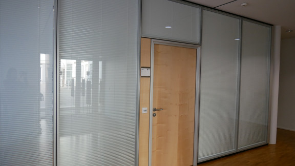 Glasfront eines Sitzungszimmers