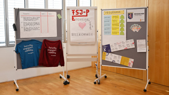 Pinnwände mit Informationen zum FSJ-P und Bildungsprogrammen.
