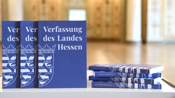 Hessische Landesverfassung im Musiksaal