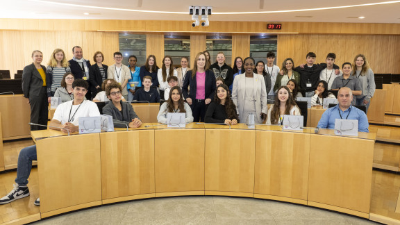 Parlamentspräsidentin Astrid Wallmann mit israelischen Jugendlichen im Plenarsaal