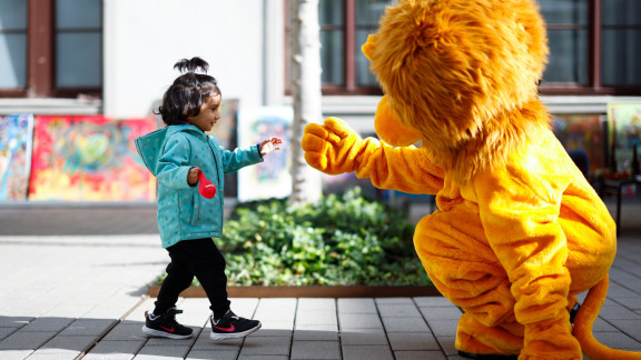 Mädchen läuft auf Leo zu