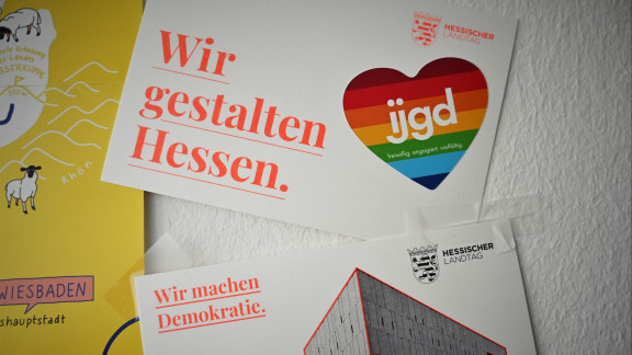Postkarten des Hessischen Landtages an einer Wand