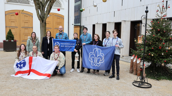 Gruppenbild im Innenhof mit Landtagspräsidentin, Pfadfindern und Friedenslicht