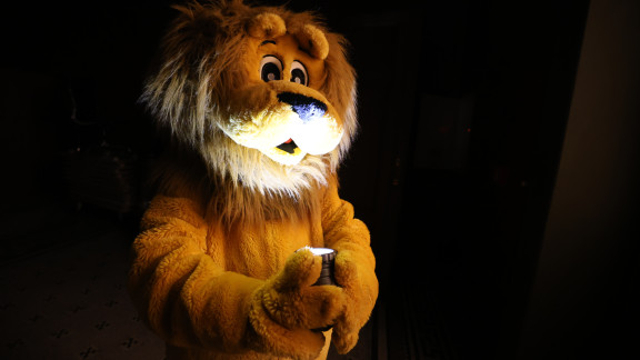 Person im Löwenkostüm