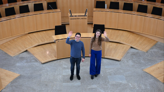 Die FSJ-ler Julian und Leonie im Plenarsaal