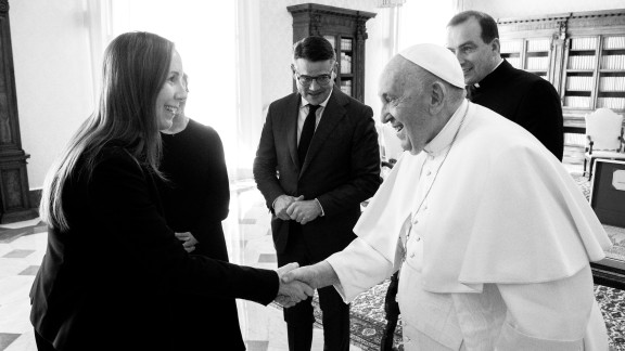 Landtagspräsidentin Wallmann gibt Papst Franziskus die Hand