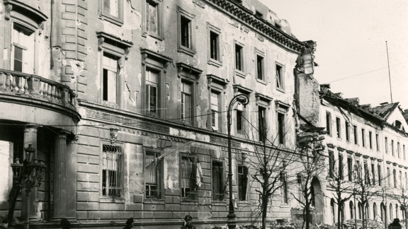 Kavalierhaus und angeschnittenes Stadtschloss am Ende des Zweiten Weltkrieges