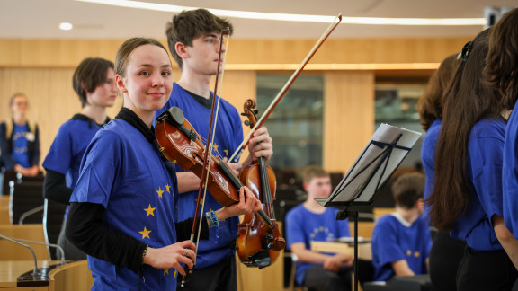 Schülerinnen und Schüler spielen im Plenarsaal die Ode an die Freude