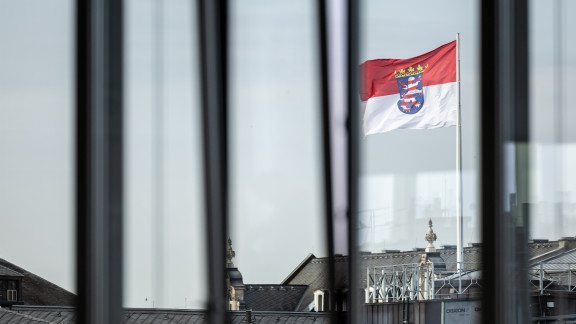 Blick aus Fenster auf Hessenfahne