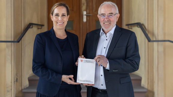 Prof. Roßnagel überreicht Datenschutzbericht an Präsidentin Wallmann 