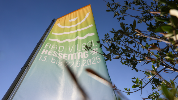 Fahne mit Aufschrift Hessentag Bad Vilbel