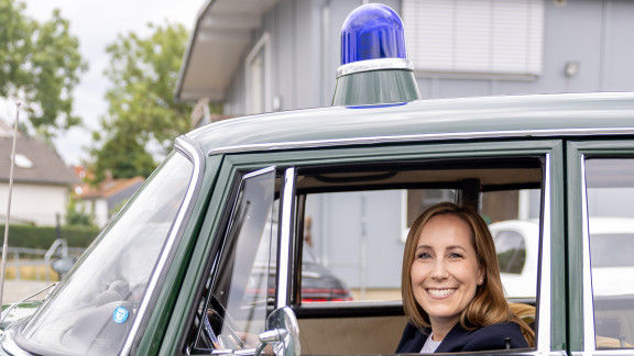 Landtagspräsidentin in Polizeioldtimer