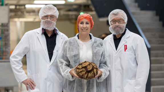 Landtagspräsidentin hält Brotlaib