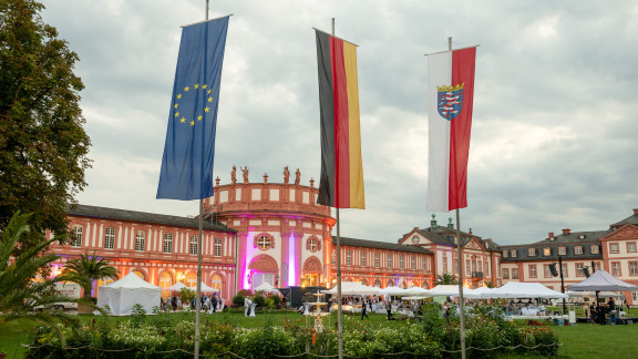 Fahnen vor Schloss Biebrich