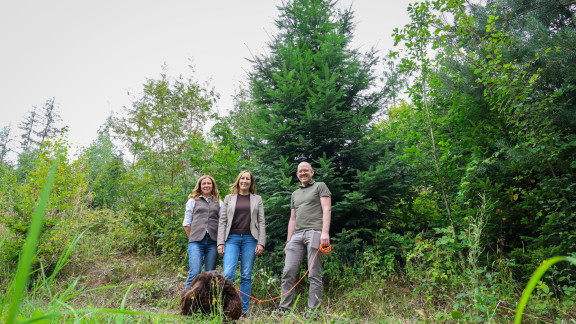 Landtagspräsidentin und Förster im Wald