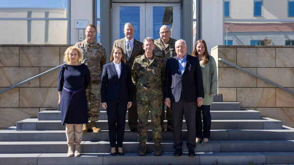 Gruppenbild mit Präsidentin und Vizepräsidenten und Militärvertretern vor Kaserne