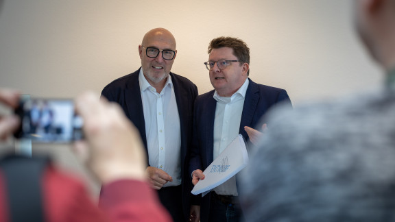 UNA-Berichterstatter J. Michael Müller (CDU) und -Vorsitzender Marius Weiß (SPD) zeigen den Abschlussbericht