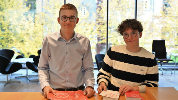 Die neuen FSJ-ler Marius und Charlotte in der Lobby vor dem Plenarsaal