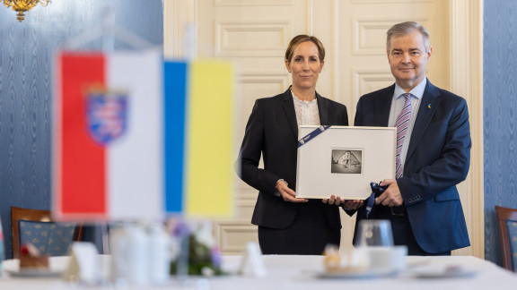 Landtagspräsidentin und Generalkonsul halten Bild