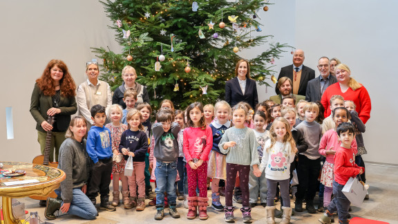 Weihnachtsbaum 2025 Kindergruppenbild