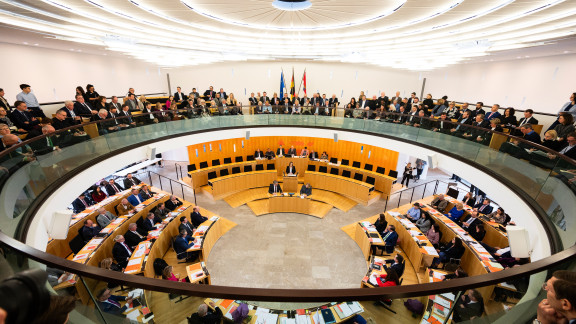 Hessischer Landtag Blick von der Besuchergalerie in den Plenarsaal