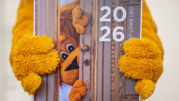 Löwenhände halten einen Kalender