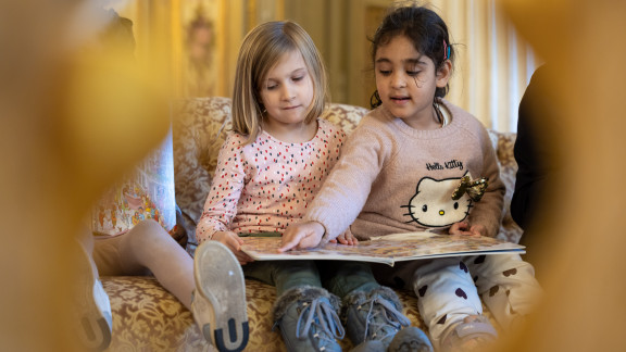 Kinder betrachten Wimmelbuch