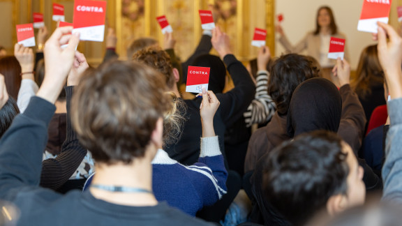 hr2-Hörfest im Musiksaal Jugendliche halten Contra Kärtchen hoch