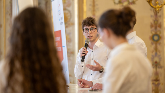 Jugendliche diskutieren