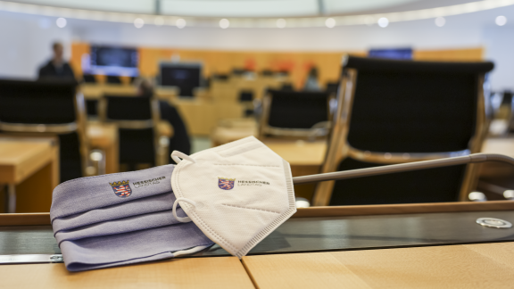 Masken im Plenarsaal