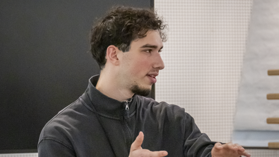 Freiwilliger von Meet a Jew spricht vor Gruppe