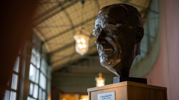 Büste Georg-August Zinn im Wintergarten