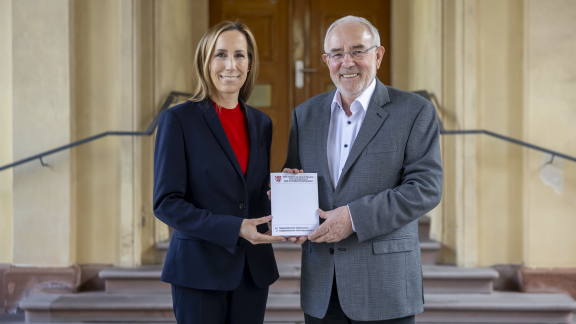 Landtagspräsidentin und Datenschutzbeauftragter präsentieren den Datenschutzbericht