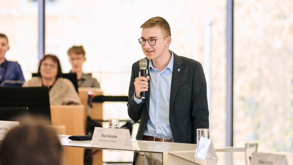 FSJ-Pler Marius stellt beim Landesfinale Jugend debattiert 2026 die Bildungsformate des Landtages vor