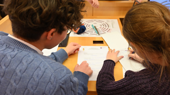 FSJlerin Charlotte mit Kindern beim Planspiel "Der Kinder-Landtag"