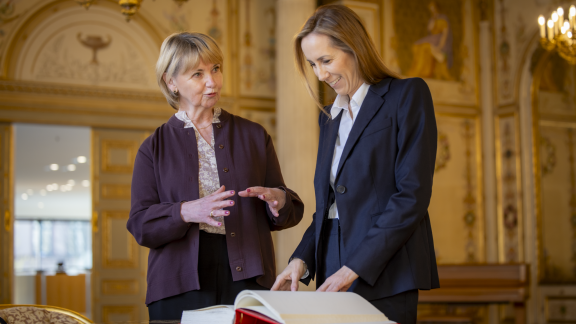 Astrid Wallmann mit Kaligrafin Rosemarie Kloos-Rau vor dem Gästebuch