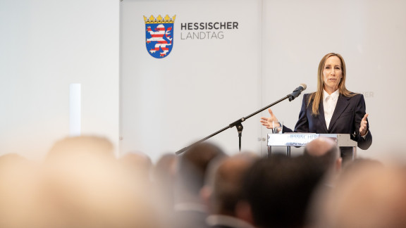 Landtagspräsidentin am Rednerpult