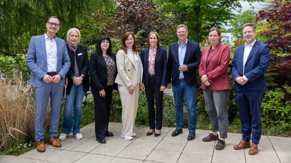 Astrid Wallmann gemeinsam mit Vertretern der Diakonie Hessen und des Ludwig-Eibach-Hauses der EVIM gGmbH